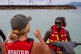 Briefing de sécurité avec une cliente avant une sortie en jet ski