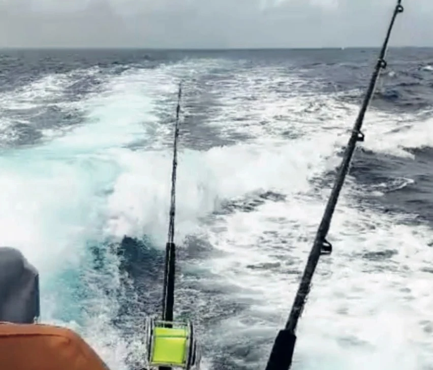 Cannes à pêche à l’arrière du Mohiki pendant une sortie en mer