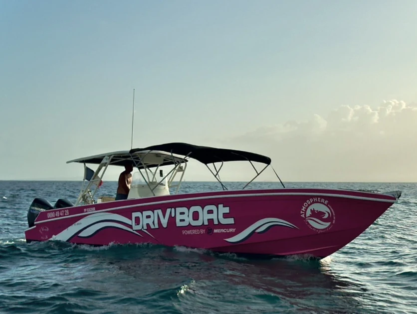 Bateau rose Natural M d’Atmosphère naviguant en Guadeloupe