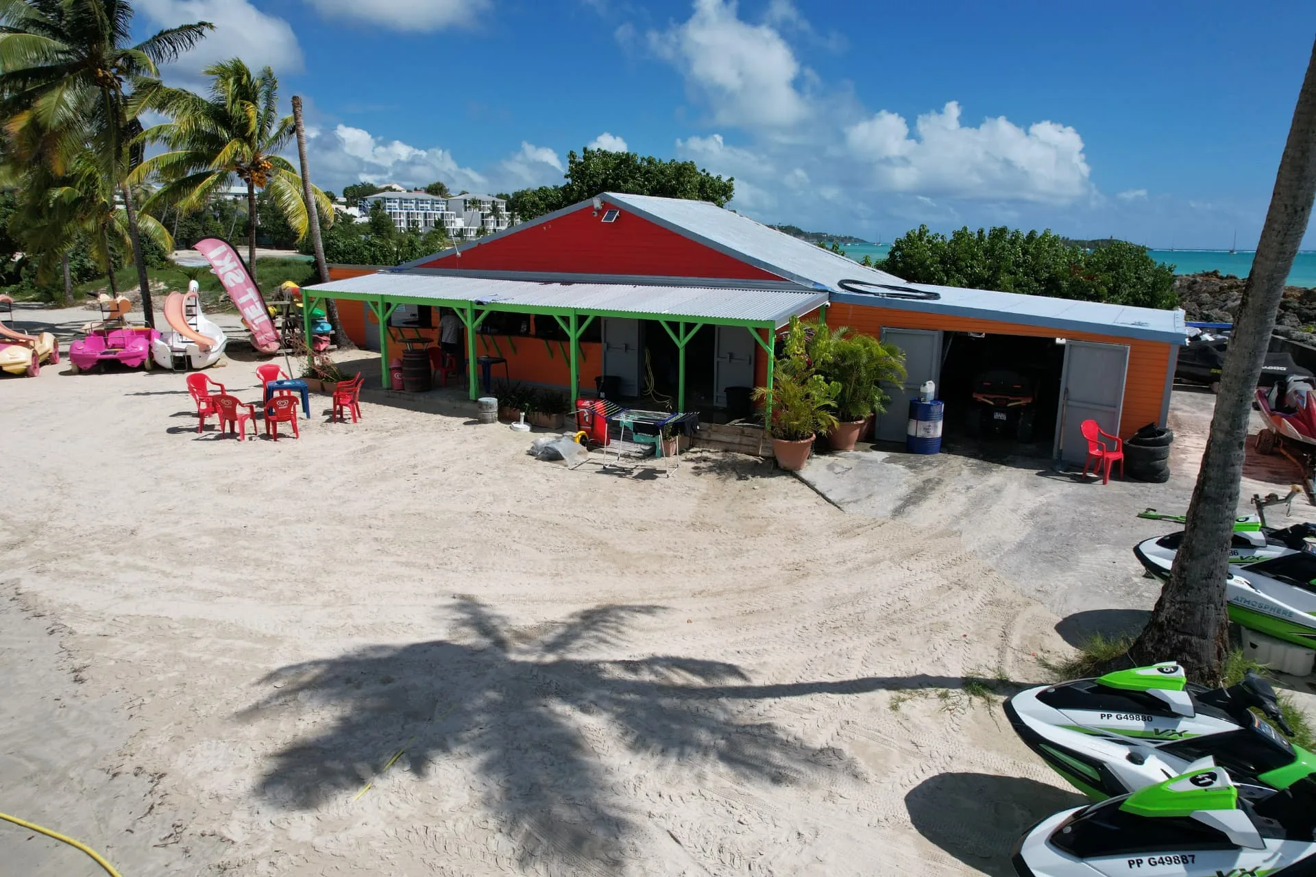 Vue aérienne de la base Salako Zénitude au Gosier, sur la plage