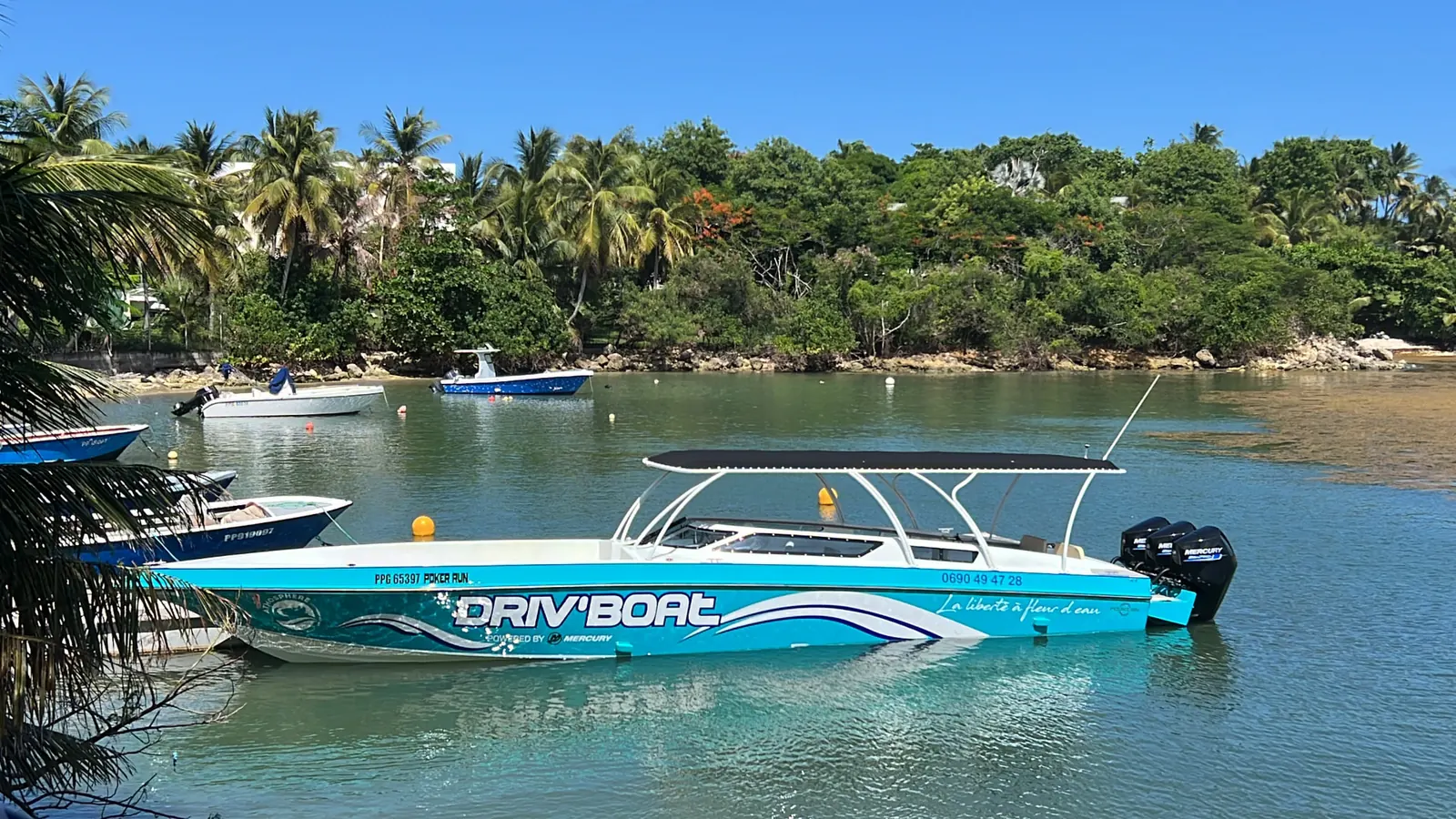 Le Poker Run de Driv’Boat au mouillage dans la baie des Pélicans, en Guadeloupe