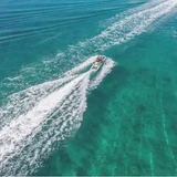 Vue aérienne d’un jet ski sur les eaux turquoise du lagon
