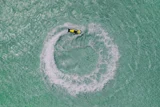 Jet ski traçant un cercle dans les eaux claires de Guadeloupe